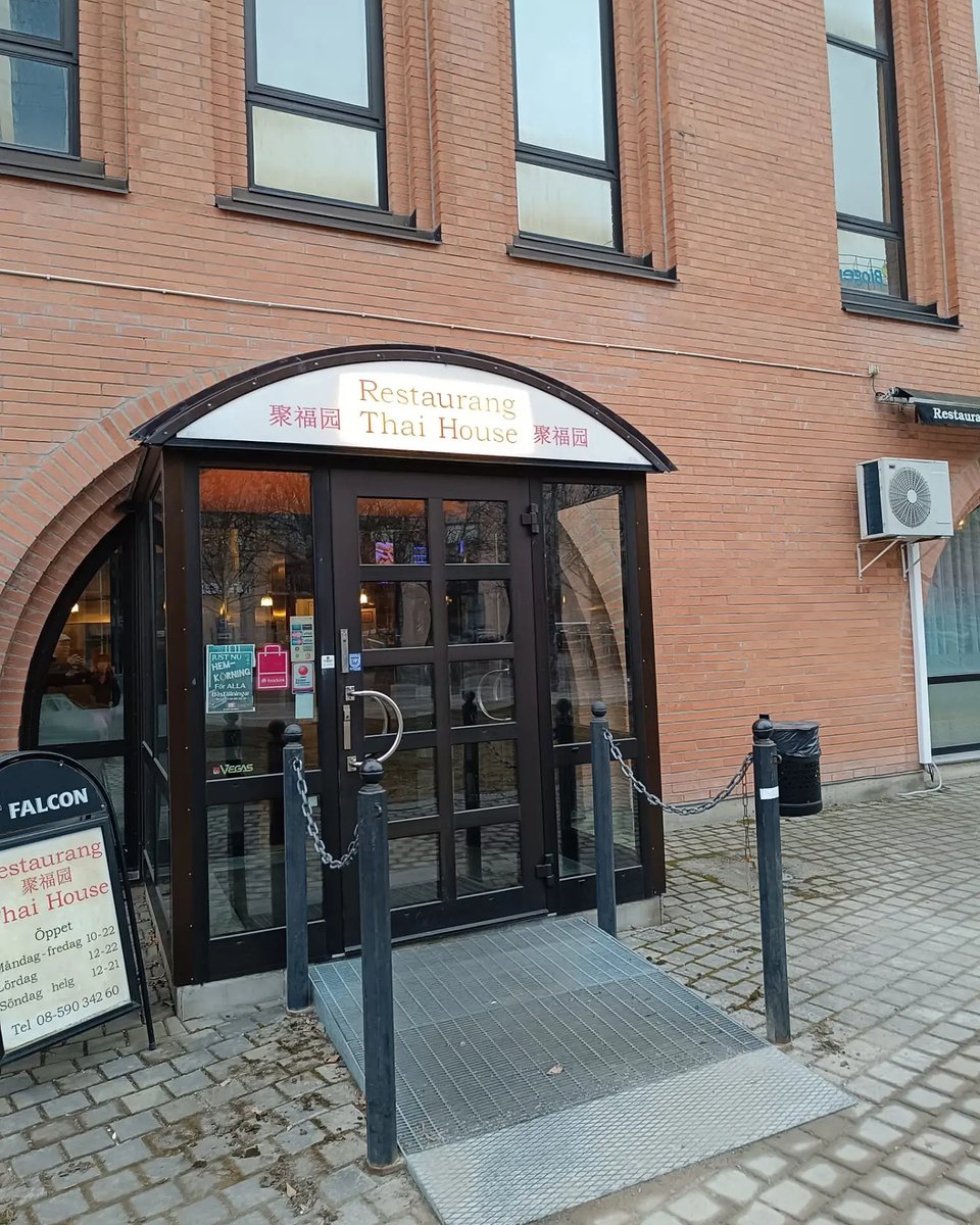 Entrén till Restaurang Thai House på Kanalvägen 7 i Upplands Väsby