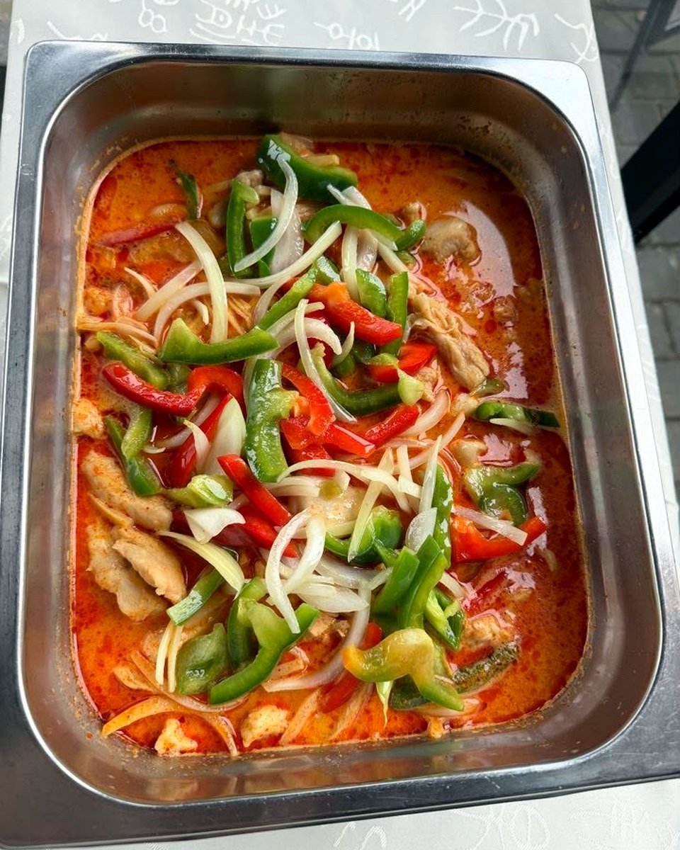 Röd curry med kyckling, paprika och lök